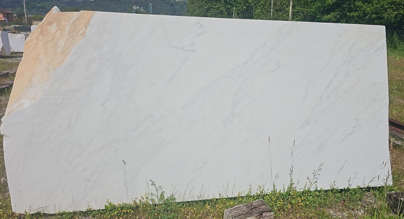 Calacatta Caldia marble: warm white background with elegant grey and gold veining